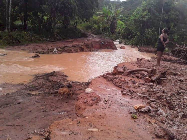 FORTES CHUVAS CAUSAM DESTUIÇÃO EM DISTRITO DE SABINÓPOLIS E DEIXA POPULAÇÃO ISOLADA