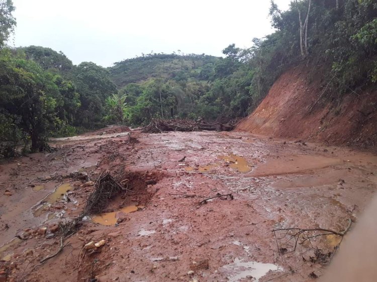 FORTES CHUVAS CAUSAM DESTUIÇÃO EM DISTRITO DE SABINÓPOLIS E DEIXA POPULAÇÃO ISOLADA