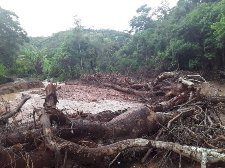 FORTES CHUVAS CAUSAM DESTUIÇÃO EM DISTRITO DE SABINÓPOLIS E DEIXA POPULAÇÃO ISOLADA