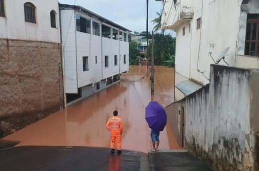 Chuva causa inundação e deixa moradores ilhados no interior de Minas Gerais