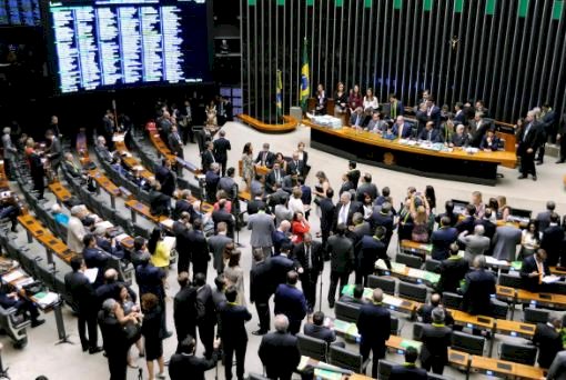 Câmara aprova proposta que eleva conta de luz em R$ 118 bilhões