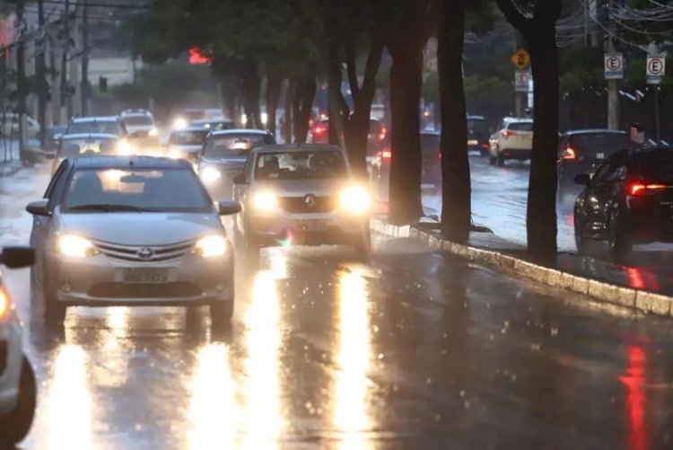 Regionais de BH estão sob alertas de chuva forte e risco geológico