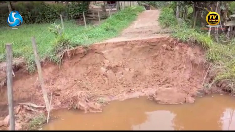 MORADORES COBRAM SOLUÇÃO PARA PONTE QUE FOI LEVADA PELA CHUVA HÁ QUASE 20 DIAS  EM ZONA RURAL DE SABINÓPOLIS. 