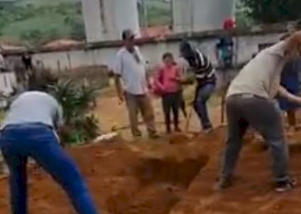 A própria família sepulta seu ente querido porque achou o cemitério com as portas trancadas e sem coveiro na comunidade de Correntinho, distrito de Guanhães.