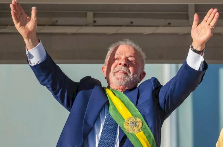 Lula determina revisão de sigilos de Bolsonaro e assina ato de controle de armas