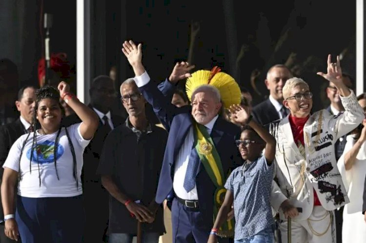 Quem são as pessoas que subiram a rampa do Planalto e entregaram faixa a Lula