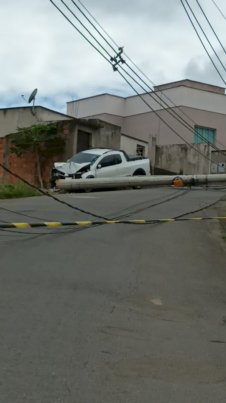 Motorista bate carro em poste e deixa parte da cidade e da região sem Internet e sinal da Vivo no primeiro dia do ano em Guanhães