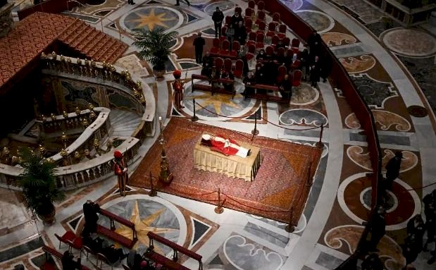 Funeral de Bento XVI: Fiéis se despedem do papa emérito na Basílica de São Pedro