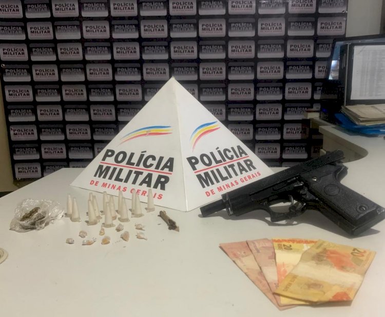 PM DE SABINÓPOLIS PRENDE TRAFICANTES E FORAGIDO DA JUSTIÇA COM DROGAS E UMA RÉPLICA DE ARMA DE FOGO