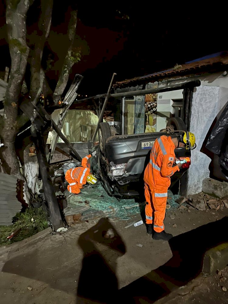 Capelinha – 3° PELOTÃO DE BOMBEIROS DE CAPELINHA ATENDE OCORRÊNCIA DE VÍTIMA DE CAPOTAMENTO DE AUTOMÓVEL (CARRO / CAMINHONETE)