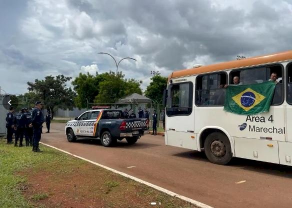 Brasília: 1200 bolsonaristas retirados do QG são levados para a Polícia Federal