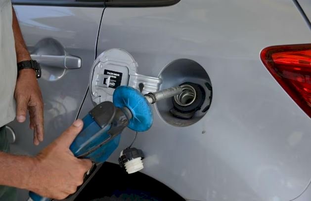 Preço da gasolina cai 1,2% e volta a ficar abaixo de R$ 5 por litro