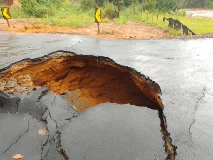 Rodovia é interditada devido a cratera no distrito de Pontal