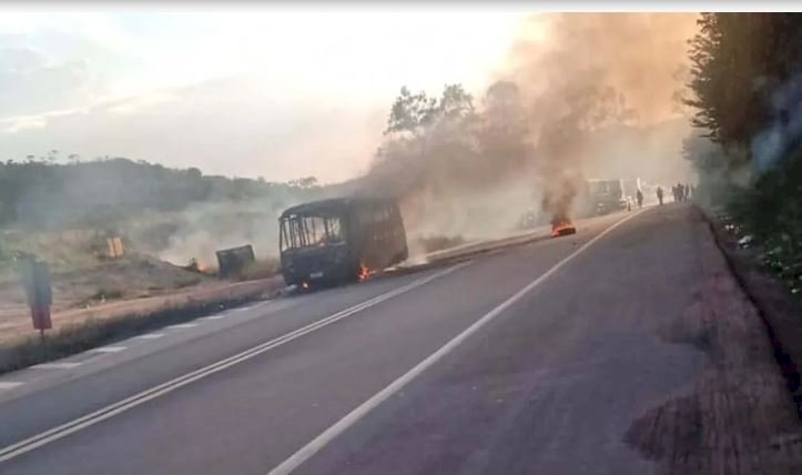 Micro-ônibus da Saúde de Guanhães pega fogo e interdita rodovia BR-381, em Ravena