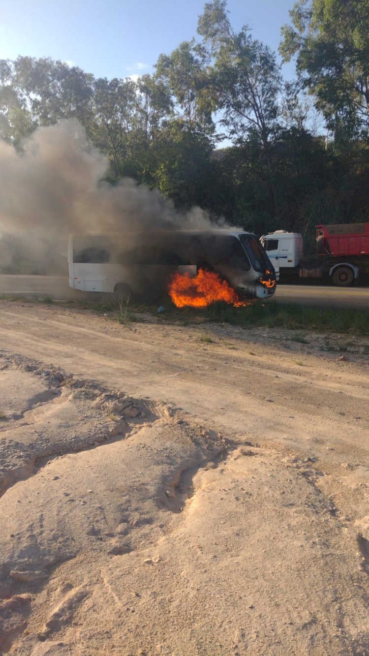 Micro-ônibus da Saúde de Guanhães pega fogo e interdita rodovia BR-381, em Ravena