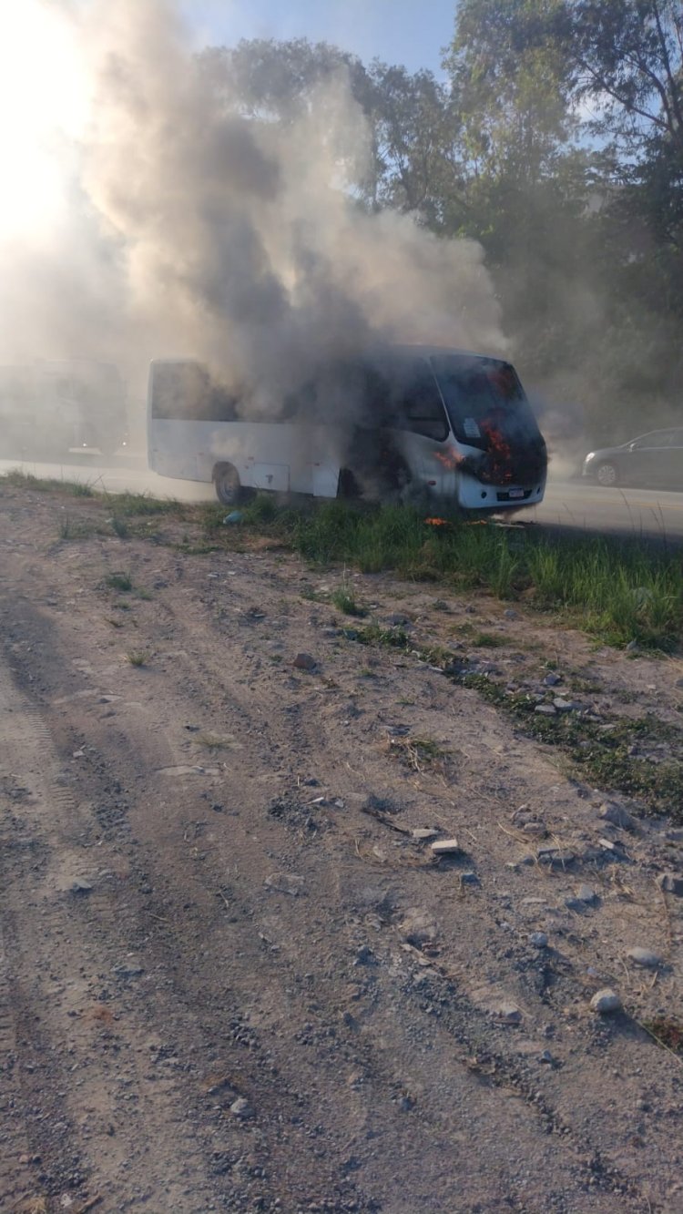 Micro-ônibus da Saúde de Guanhães pega fogo e interdita rodovia BR-381, em Ravena