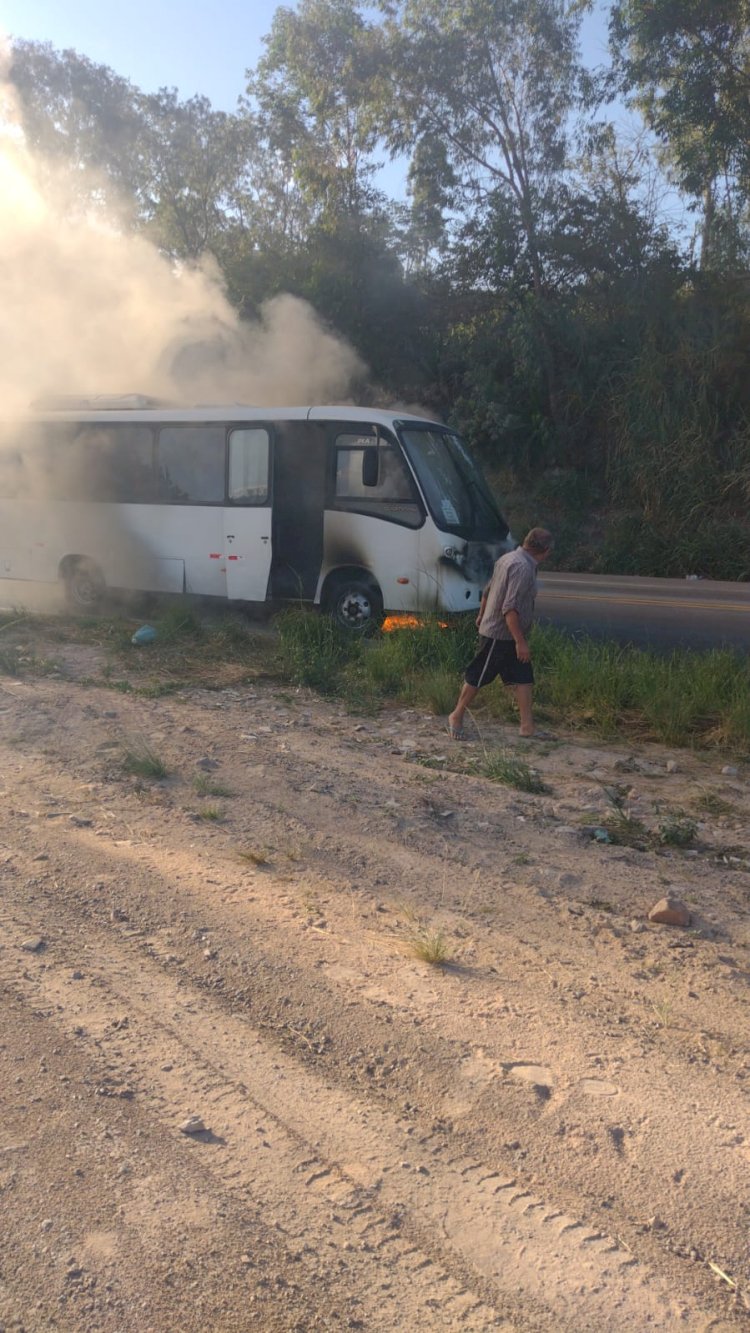 Micro-ônibus da Saúde de Guanhães pega fogo e interdita rodovia BR-381, em Ravena