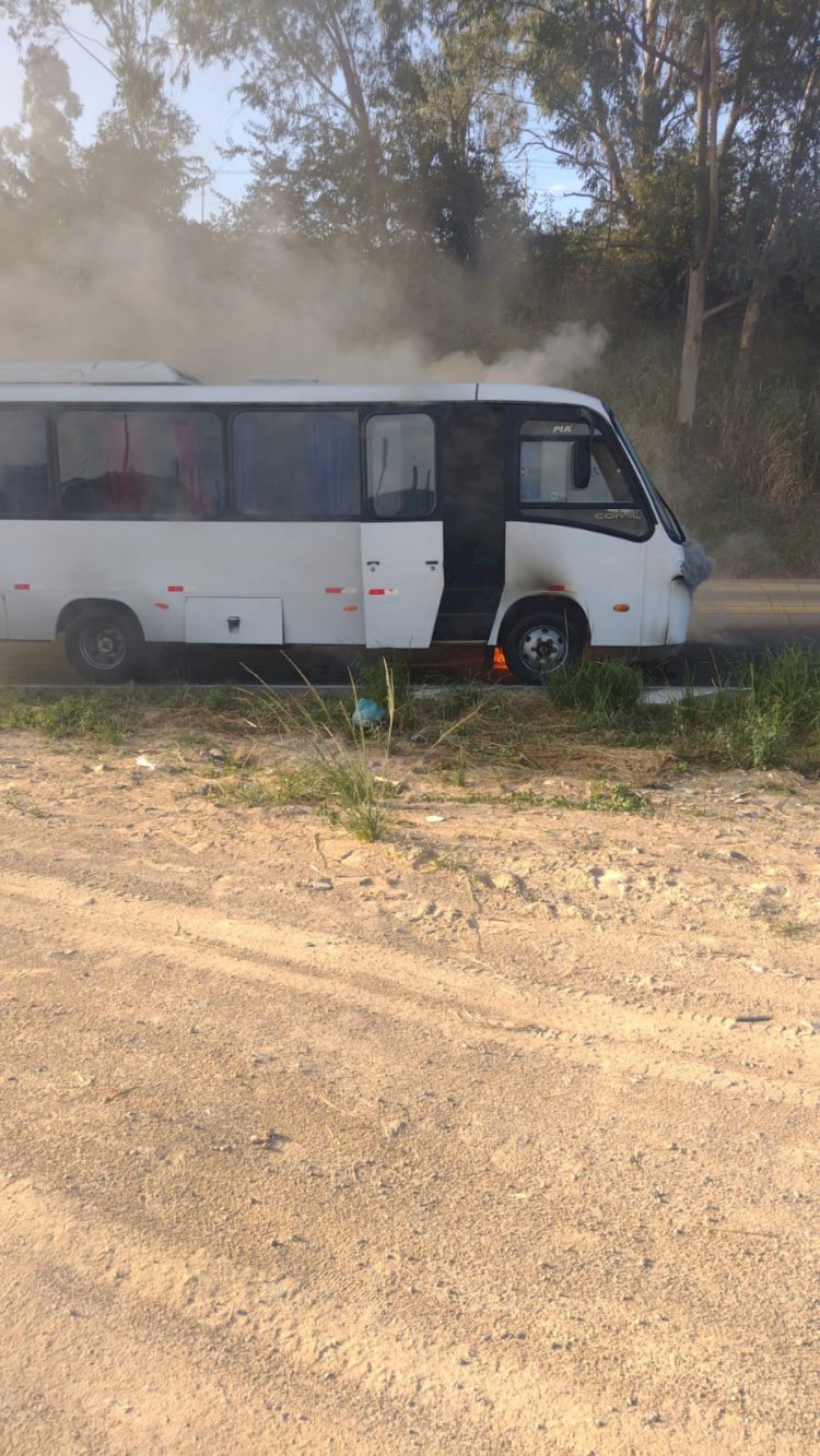 Micro-ônibus da Saúde de Guanhães pega fogo e interdita rodovia BR-381, em Ravena