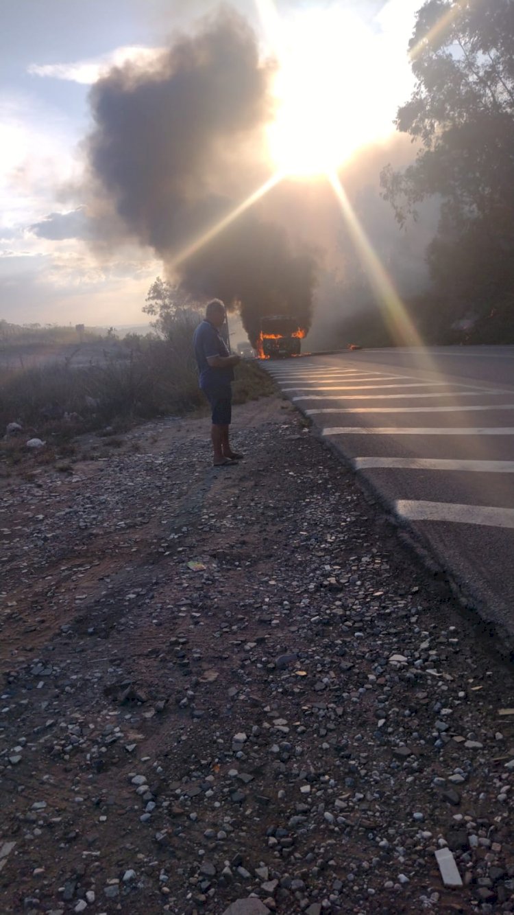 Micro-ônibus da Saúde de Guanhães pega fogo e interdita rodovia BR-381, em Ravena