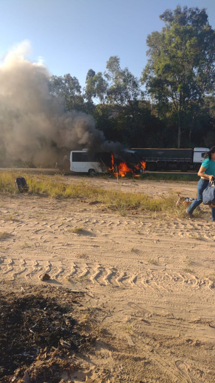 Micro-ônibus da Saúde de Guanhães pega fogo e interdita rodovia BR-381, em Ravena