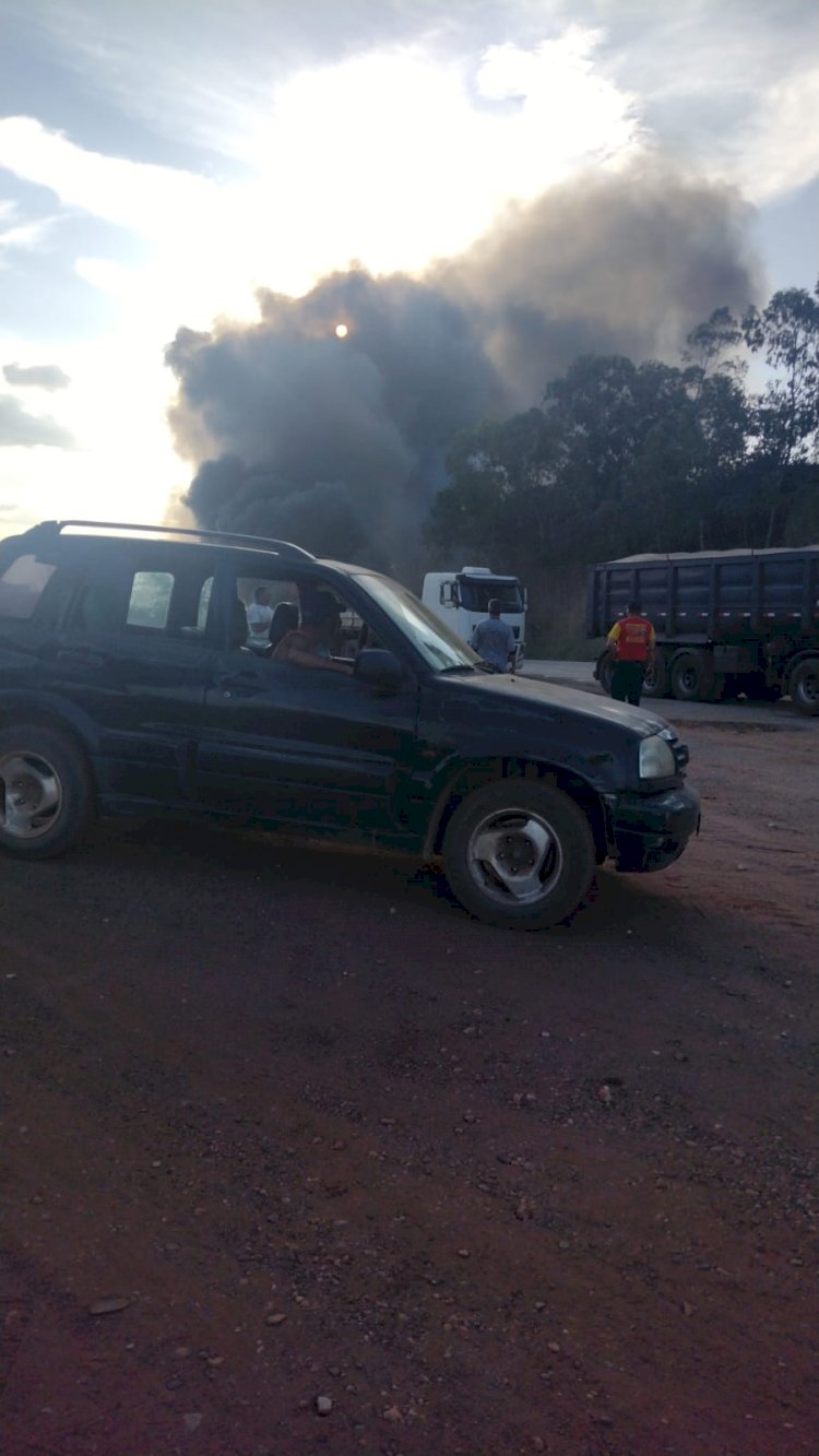 Micro-ônibus da Saúde de Guanhães pega fogo e interdita rodovia BR-381, em Ravena