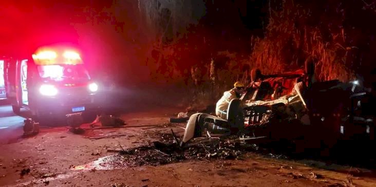 Carro capota e seis pessoas ficam feridas em acidente no Vale do Aço