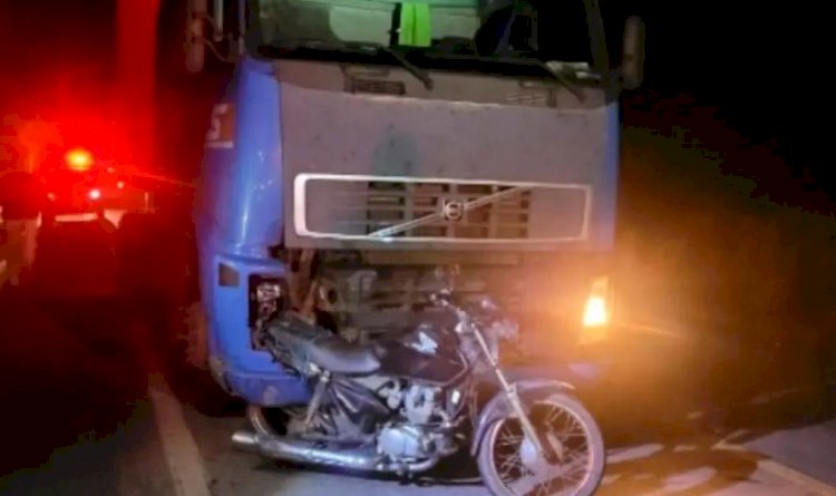 Duas pessoas ficam feridas em batida entre moto e carreta