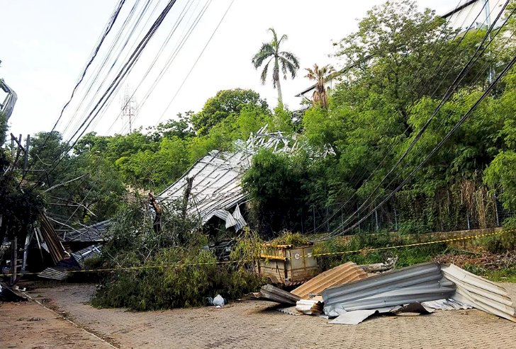 Moradores ficam ‘presos’ após estrutura derrubada por chuva interditar rua