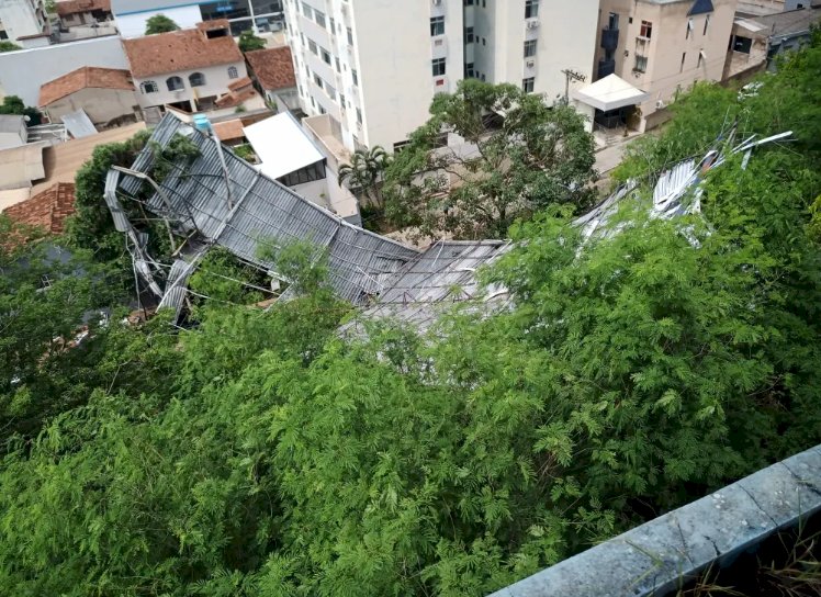 Fortes chuvas arrancam telhado da unidade Vila Bretas da UFJF-GV