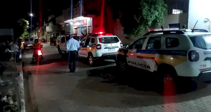 Adolescente é morto a tiros em frente a um bar; um suspeito foi preso