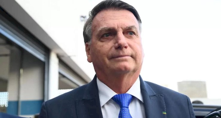 Casa de praia onde estava Bolsonaro também é alvo em ação da PF contra Carlos