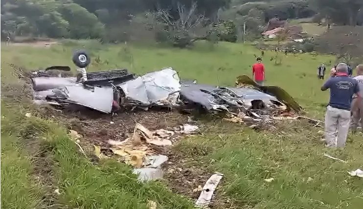 Avião cai em Minas Gerais e deixa sete mortos