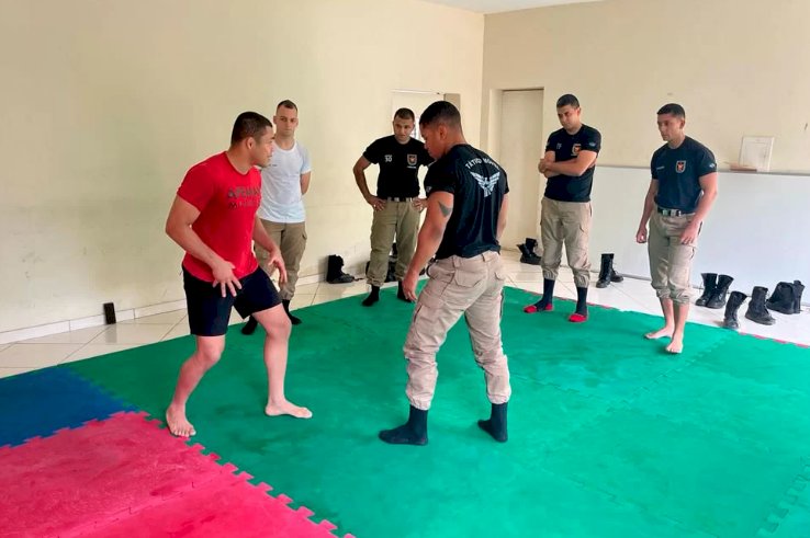 Atleta de UFC ensina técnicas de defesa pessoal a militares em GV