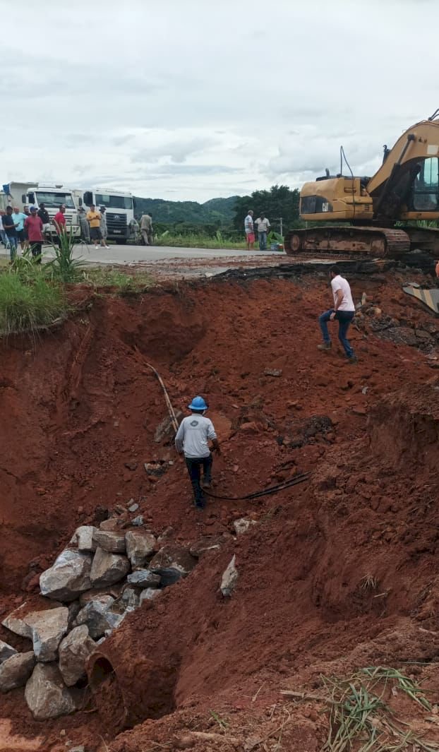 BURACO ENORME IMPEDE TRÁFEGO  NA BR 381; CONFIRA ROTA ALTERNATICA