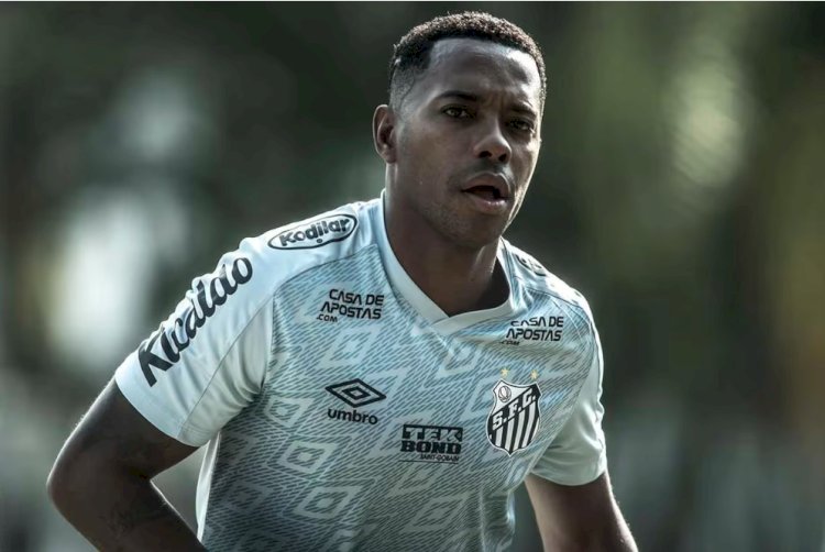 Condenado por estupro, Robinho vai a churrasco no Santos