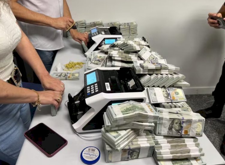 Imagens inéditas mostram quantidade de dólares encontrados em parede de casa; valor convertido chega a R$ 15 milhões