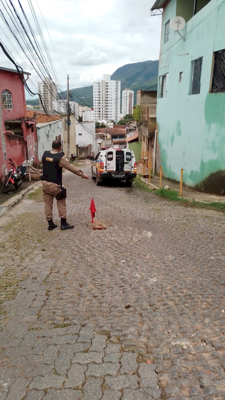 Militares do GEPAR socorrem caldeirante que necessitava de transporte para chegar em casa