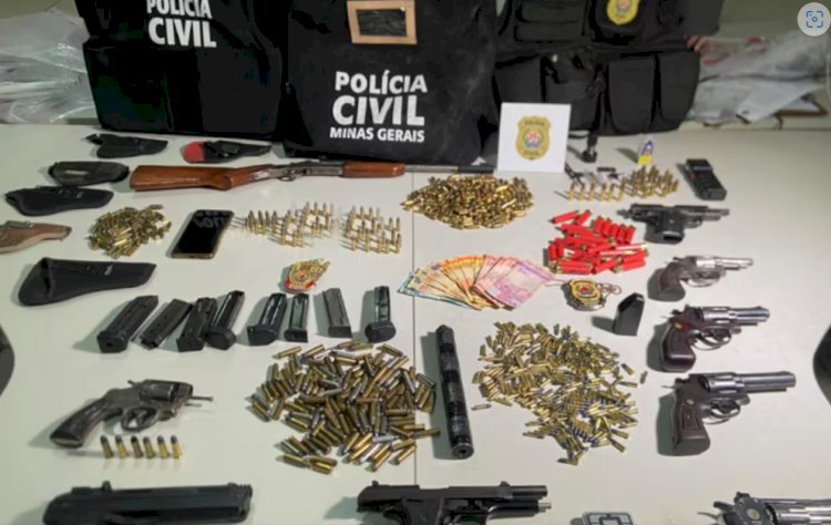 'Senhor das Armas': trio é preso com mais de dez pistolas durante operação em MG