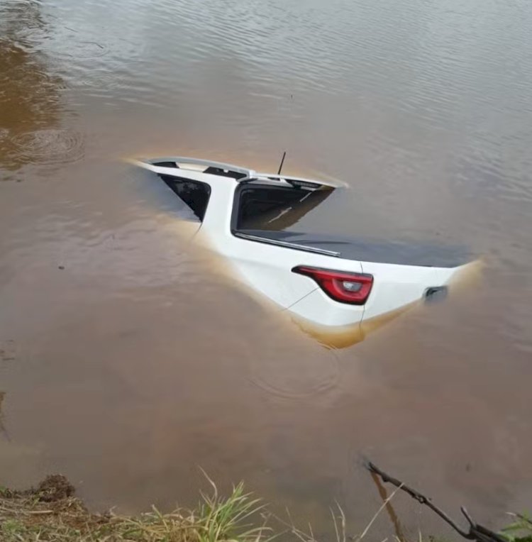 Motorista perde o controle da direção e carro vai parar dentro de lagoa em Caratinga