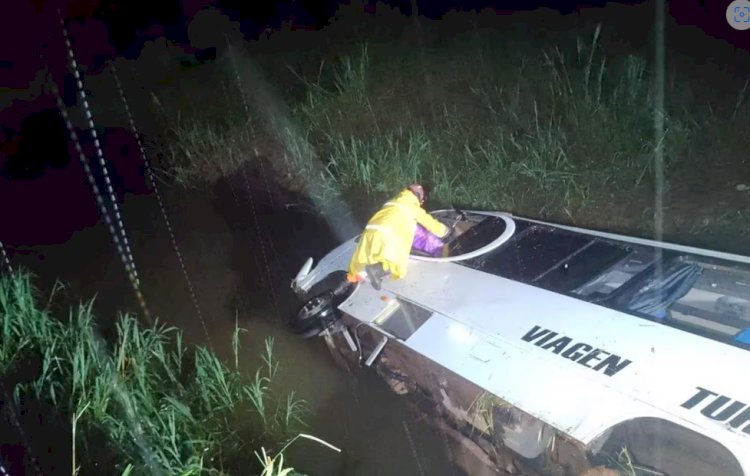 Ônibus com estudantes capota, cai em rio e deixa 13 feridos em MG