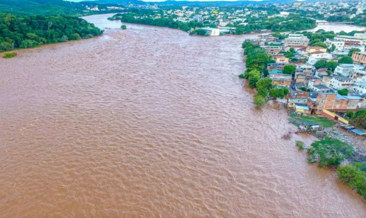 Em fuga cinematográfica, traficante pula no rio e é resgatado de barco em MG