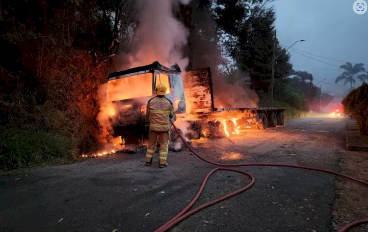 Queda de galho em fiação pode ter causado incêndio em carreta no interior de MG