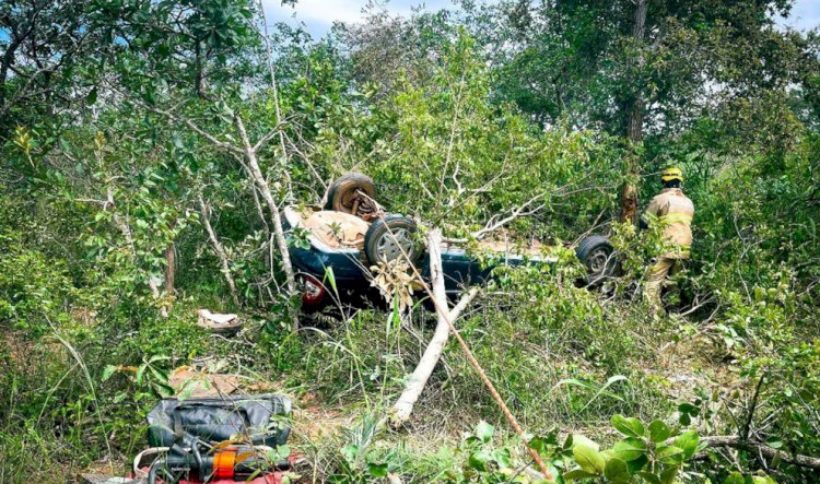 Duas pessoas da mesma família ficam feridas e uma morre após carro capotar em MG