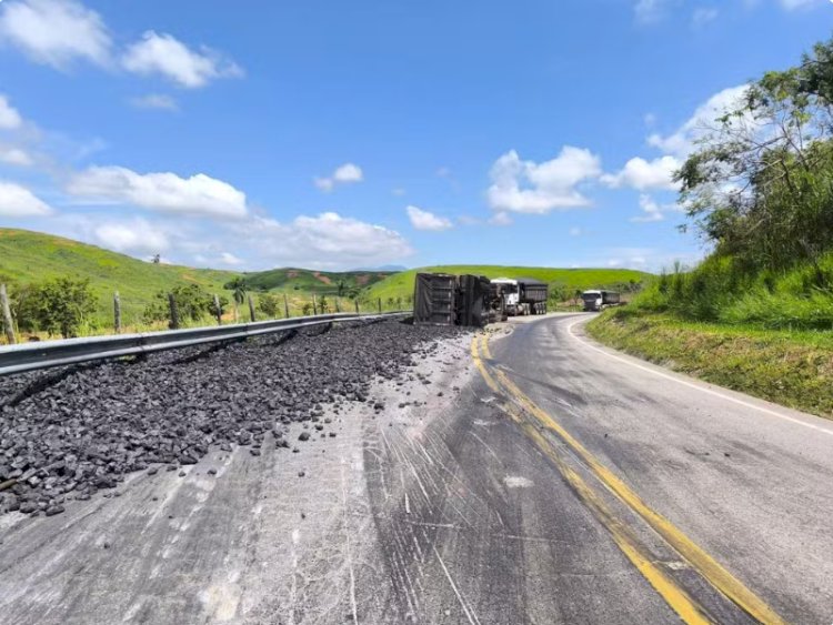 Carreta tomba na BR-259 em Governador Valadares e carga de carvão fica espalhada na pista