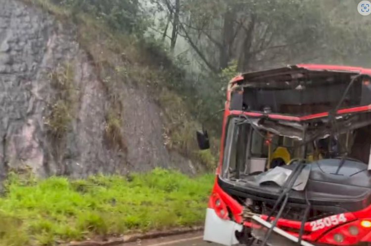 Acidente entre ônibus e carreta deixa 21 feridos na Grande BH