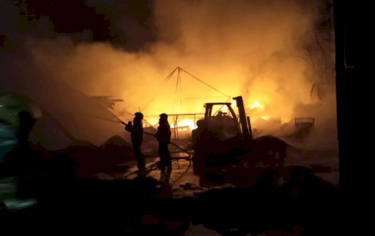 Incêndio em galpão mobiliza bombeiros na Grande BH