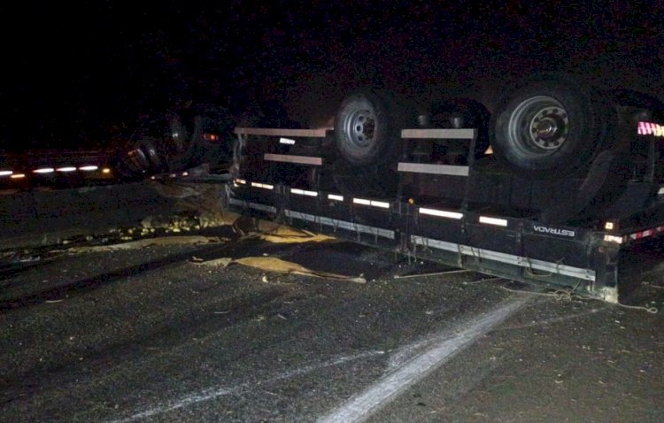 Carreta carregada de batatas tomba e causa longo congestionamento na BR-381