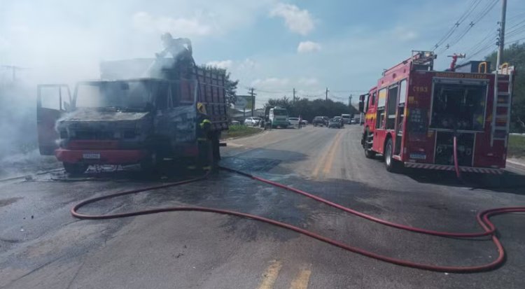 Caminhão é destruído após incêndio na BR-458 no Vale do Aço