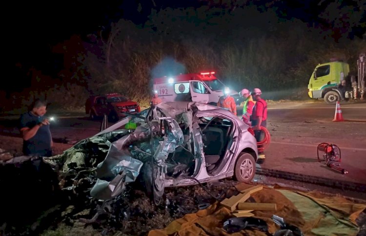 Acidente entre carro e carreta deixa um morto na BR-116 em MG