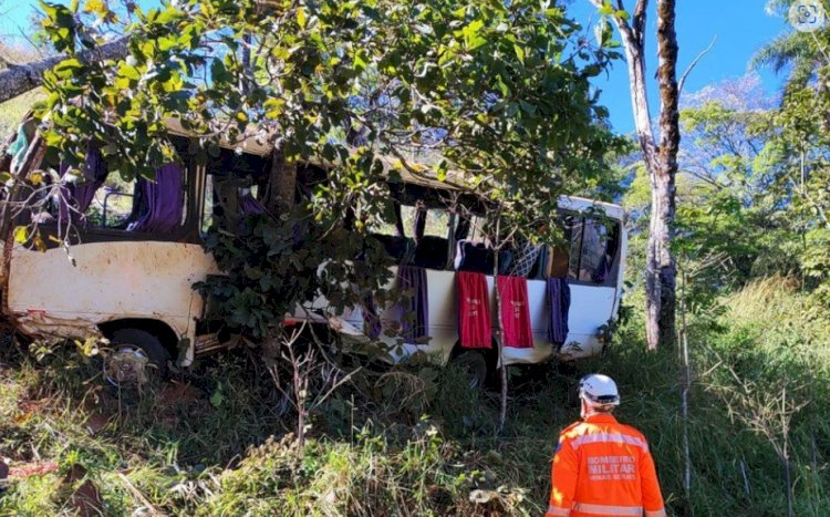 Micro-ônibus com venezuelanos capota em MG, uma vítima morre e 12 ficam feridas